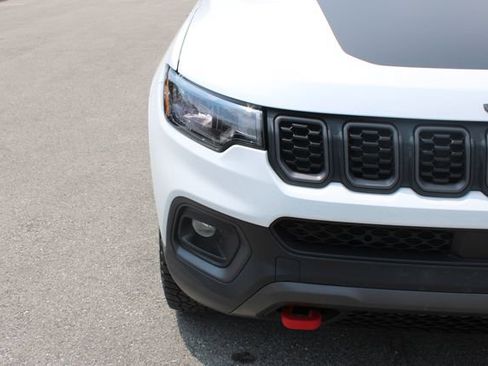 Used 2025 Jeep Compass Trailhawk w/ Trailhawk Convenience Group AWD/4WD image 38