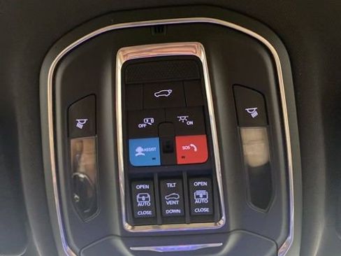 Used 2024 Jeep Grand Cherokee Limited w/ Luxury Tech Group II AWD/4WD image 16