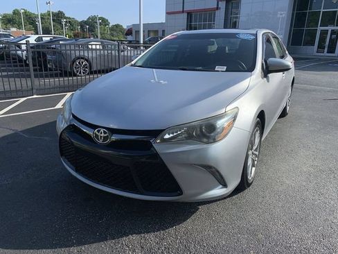 Used 2015 Toyota Camry SE w/ Moonroof Package FWD image 4