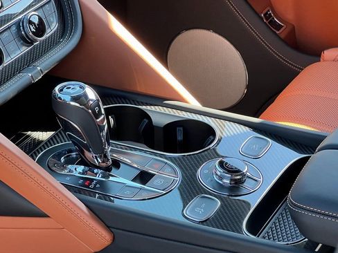 Used 2025 Bentley Bentayga image 39