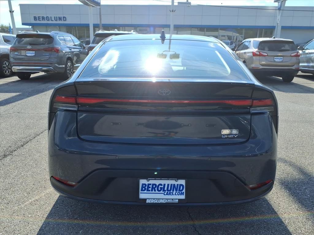Used 2024 Toyota Prius LE FWD image 5