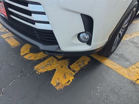 Used 2017 Toyota Highlander XLE image 11