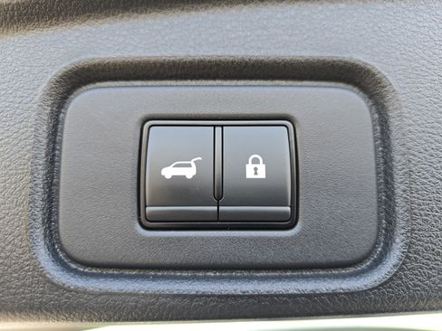 Used 2023 Nissan Pathfinder SL w/ Black Appearance Package image 16