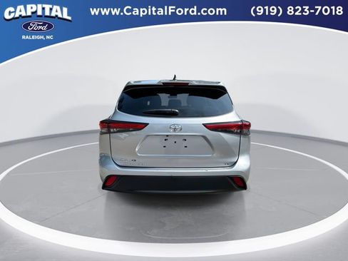 Used 2023 Toyota Highlander LE FWD image 7