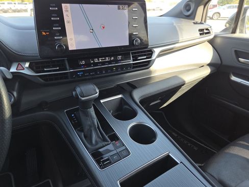 Used 2023 Toyota Sienna XSE FWD image 34