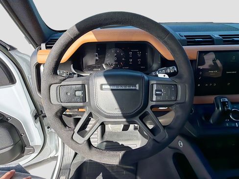 Used 2023 Land Rover Defender 110 V8 AWD/4WD image 34