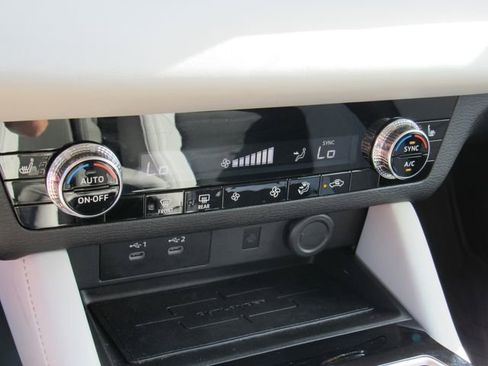 Used 2025 Mitsubishi Outlander SE FWD image 28