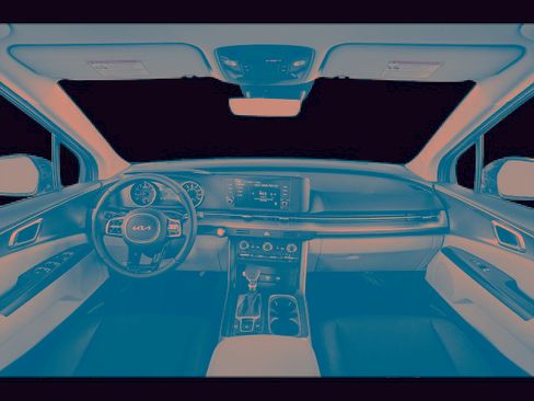 Used 2022 Kia Carnival LX image 5