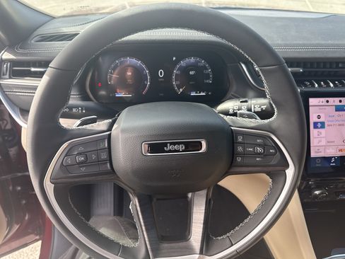 New 2025 Jeep Grand Cherokee Limited w/ Luxury Tech Group II RWD image 18