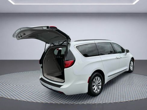 Used 2017 Chrysler Pacifica Touring-L FWD image 8