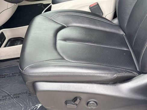 Used 2024 Chrysler Pacifica Touring-L image 9