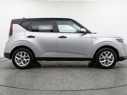 Used 2025 Kia Soul LX w/ LX Technology Package FWD image 11