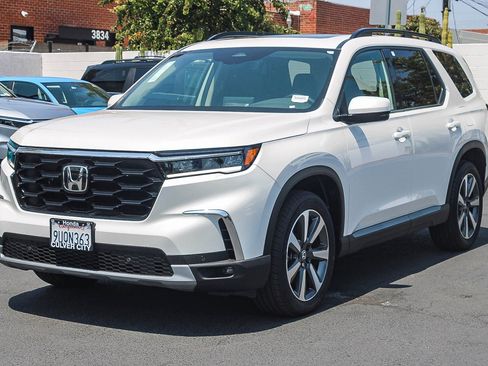 Certified 2025 Honda Pilot Touring image 3