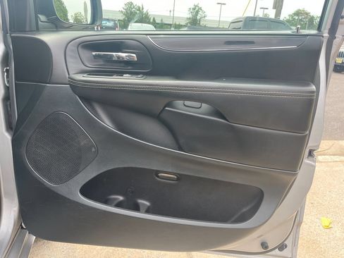 Used 2018 Dodge Grand Caravan SE FWD image 18