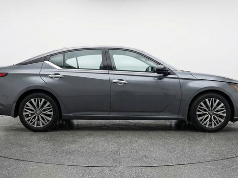Used 2025 Nissan Altima 2.5 SV FWD image 11