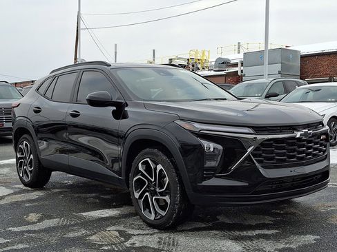 Used 2025 Chevrolet Trax RS w/ Sunroof Package image 3