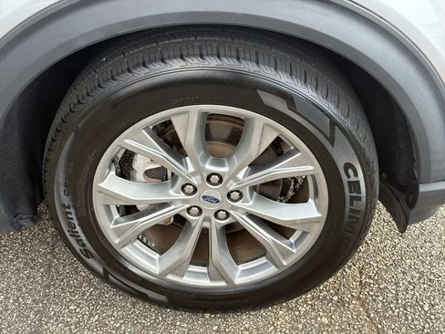 Used 2022 Ford Explorer Limited w/ Equipment Group 301A RWD image 12