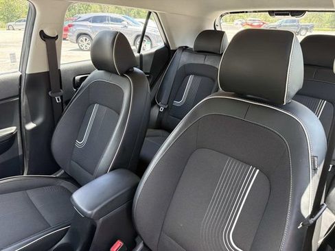 Used 2023 Hyundai Venue Limited w/ Cargo Package FWD image 10
