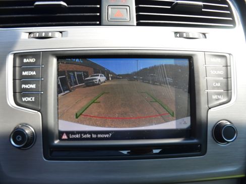 Used 2016 Volkswagen Golf S image 11