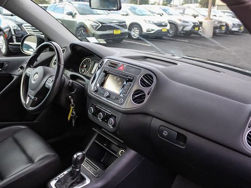 Used 2011 Volkswagen Tiguan SE image 23