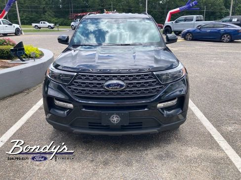 Used 2023 Ford Explorer XLT w/ Equipment Group 202A RWD image 2