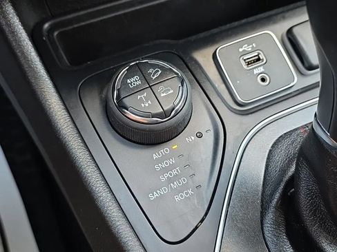Used 2021 Jeep Cherokee Trailhawk AWD/4WD image 31