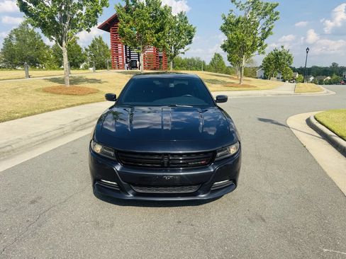 Used 2017 Dodge Charger SXT RWD image 4