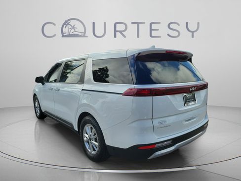 Used 2024 Kia Carnival LX FWD image 2
