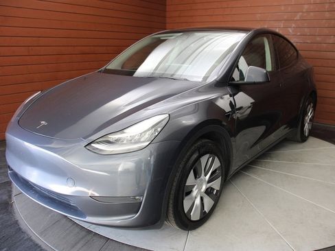 Used 2023 Tesla Model Y Long Range image 49