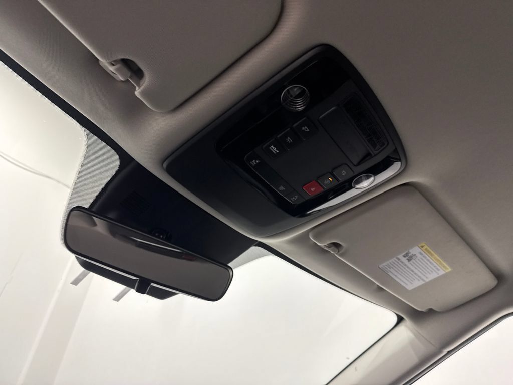 Used 2025 Kia Carnival FWD image 34