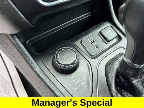 Used 2019 Jeep Cherokee Latitude Plus AWD/4WD image 31