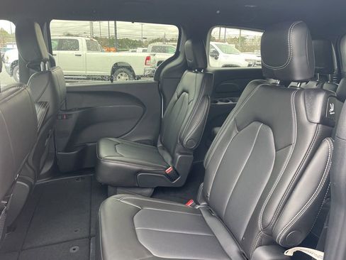 New 2026 Chrysler Pacifica Select FWD image 18