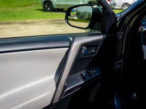 Used 2018 Toyota RAV4 XLE AWD/4WD image 30