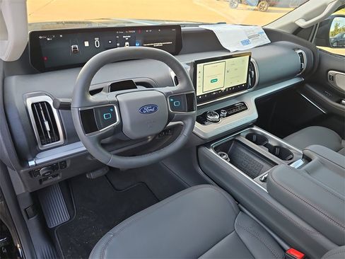 New 2025 Ford Expedition Active image 17