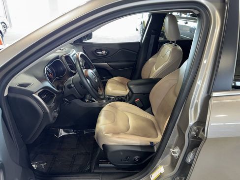 Used 2019 Jeep Cherokee Latitude Plus FWD image 18