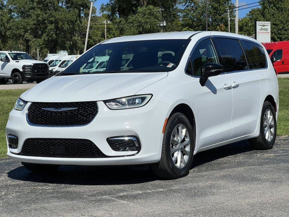 Used 2025 Chrysler Pacifica Select AWD/4WD image 11
