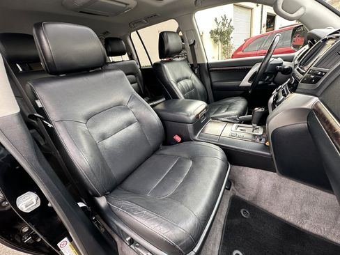 Used 2015 Toyota Land Cruiser image 16