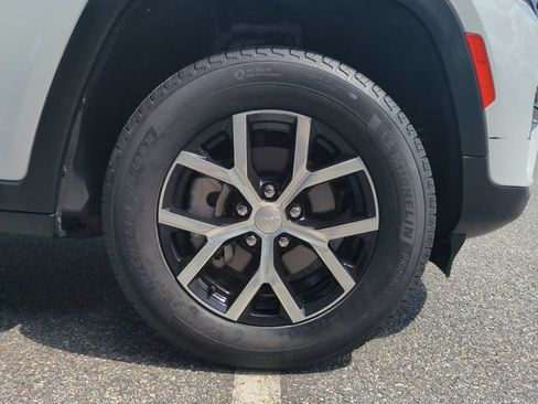 Used 2025 Jeep Grand Cherokee Limited AWD/4WD image 11