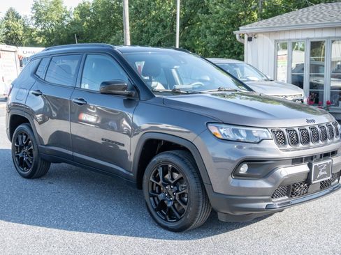 Used 2023 Jeep Compass Latitude AWD/4WD image 3