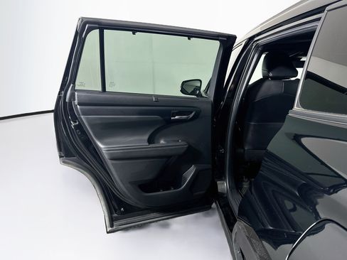 Used 2022 Toyota Highlander XSE FWD image 26