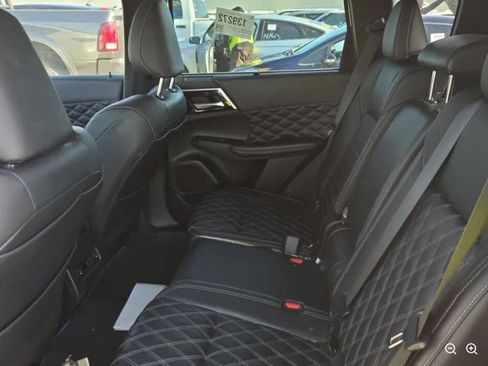 Used 2023 Mitsubishi Outlander SEL AWD/4WD image 6