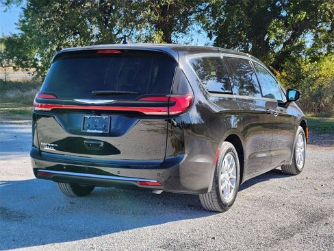 New 2026 Chrysler Pacifica Select image 4