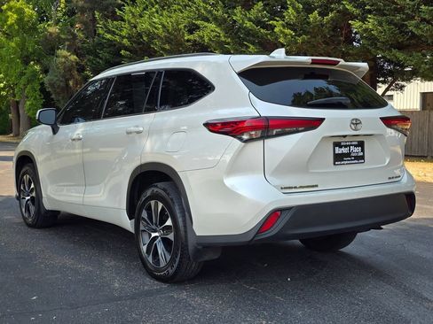 Used 2020 Toyota Highlander XLE AWD/4WD image 4