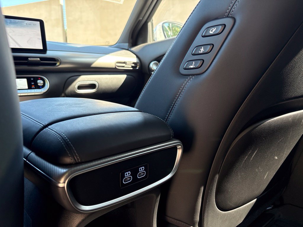 Used 2025 Genesis GV60 RWD image 16