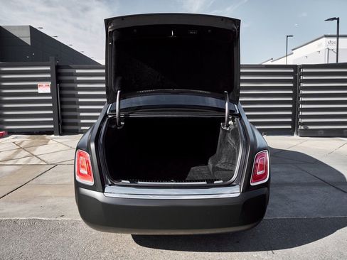 Used 2025 Rolls-Royce Phantom Sedan RWD image 18