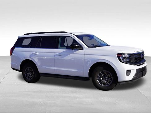 Certified 2025 Ford Expedition Active image 3