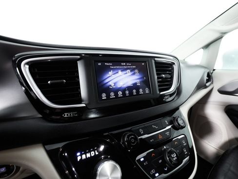 Used 2020 Chrysler Pacifica Touring-L FWD image 26