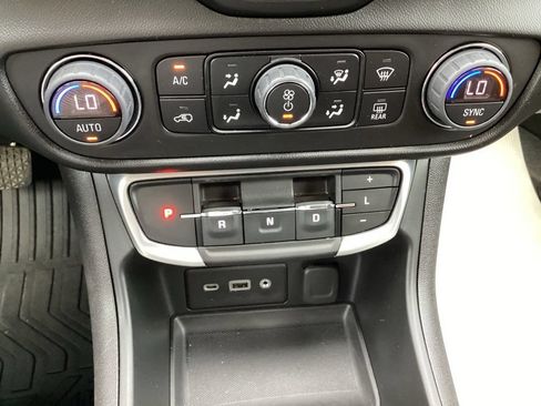 Used 2022 GMC Terrain SLE w/ Driver Convenience Package FWD image 18