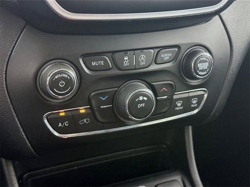 Used 2020 Jeep Cherokee Latitude Plus image 18