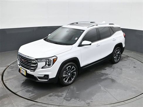Used 2024 GMC Terrain SLT image 13